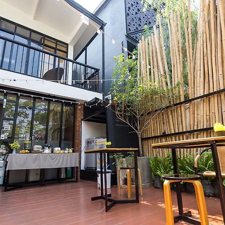 Z'S Hostel At Tha Phae Gate Chiang Mai Bagian luar foto