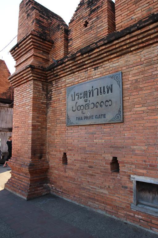 Z'S Hostel At Tha Phae Gate Chiang Mai Bagian luar foto